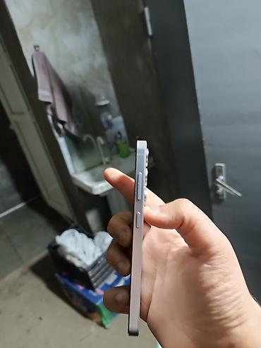 Mobil telefonlar: Smartfon – kompakt gövdə, düz kənarlı metal çərçivə, şüşə ön panel. - — 4