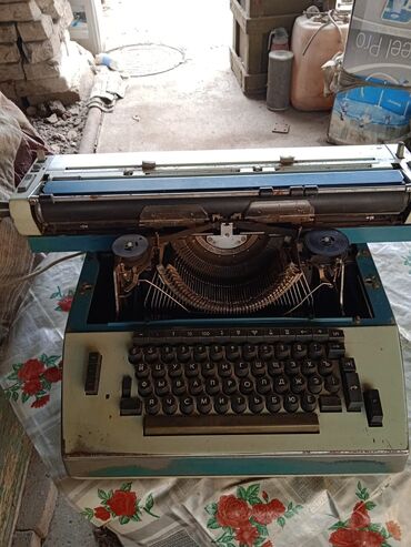 железная машинка: Пишущая печатная машинка м100. Рабочая, но лента старая, не хватает