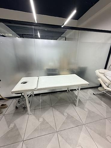 qaş stolu: Kosmetoloji, masaj və estetik prosedurlar üçün kuşetka. Ağ rəngli — 2