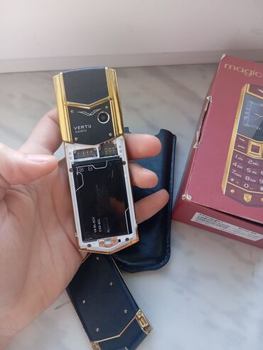 Vertu: Vertu Aster, 8 GB, rəng - Qızılı, Düyməli, İki sim kartlı