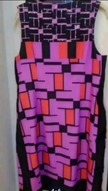 Plaşlar: Rəngarəng dizaynlı qolsuz qadın donu. - Siluet: Dizdən bir qədər