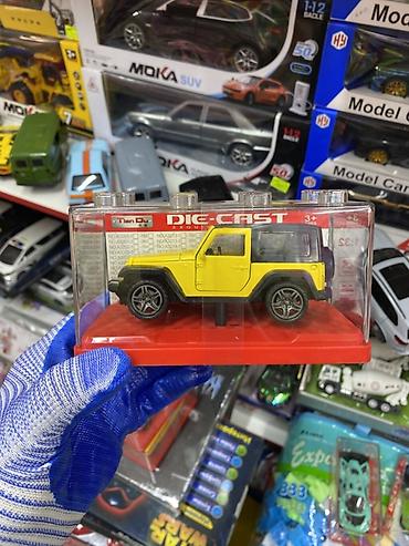 Коллекционная модель внедорожника Die-Cast в масштабе 1:32. Яркая