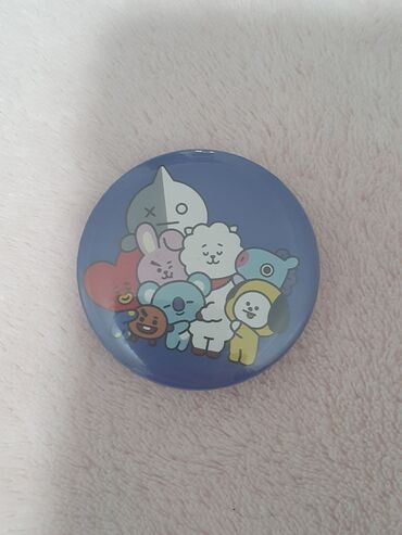 детские рюкзаки с ушками: BT21 temalı bədj (nişan) - Ön tərəf: mavi fon üzərində BT21