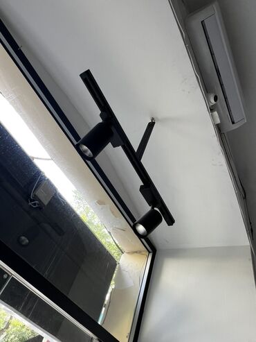 Led çilçıraqlar: Məkana müasir və funksional işıqlandırma bəxş edən qara rəngli LED