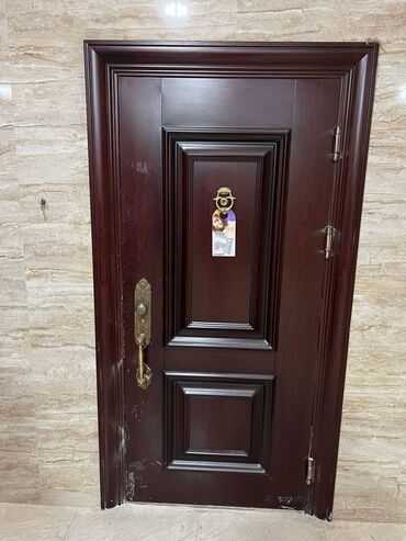 Bunker qapıları: Tünd qəhvəyi rəngli demir giriş qapısı, ev və ya ofis üçün uyğundur
