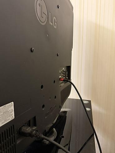 tv box kanallar: LG LCD/LED televizor, təxminən 37–42” diaqonal ekran. Qara korpus — 4