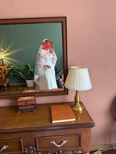 Toy paltarları: Zərif krujeva detalları və uzun ətəyi olan, ağ rəngli gəlinlik — 3