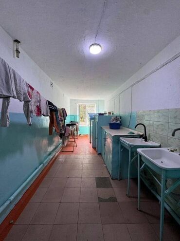 срочно продаётся 1 комнатная квартира в районе ошского рынка по улице молодая гвардия токтогула: 1 бөлмө, 18 кв. м, Жатакана жана мейманкана түрүндө, 2 кабат, Косметикалык ремонт