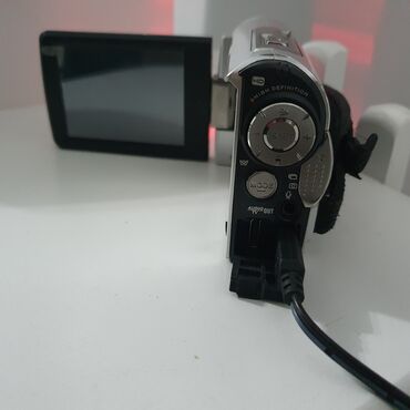 Видеокамеры: Продаётся цифровая видеокамера, дешево Имеется: • Шнур для — 4