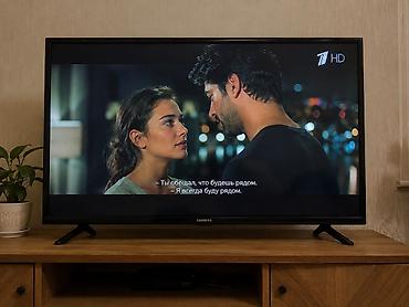 Телевизор Samsung с диагональю примерно 50. LED‑панель с поддержкой