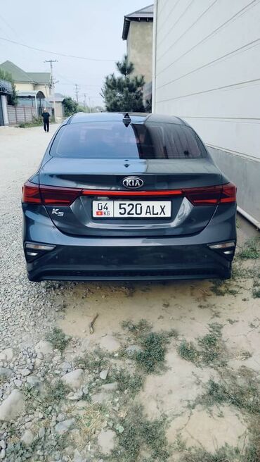 капият машина: KIA K3 (Cerato) седан, темно‑серый цвет. Особенности и комплектация