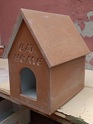 pişik adı: Pişik evi – “CAT HOME” yazılı - Material: sıxılmış ağac/taxta lövhə — 2