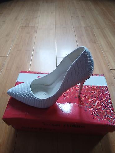 converse ayaqqabı: Ağ rəngli qadın tuflisi, zərif və klassik dizaynda təqdim olunur — 2