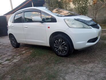 диск r16c: Представляем хэтчбек Honda Fit белого цвета, оснащенный черным