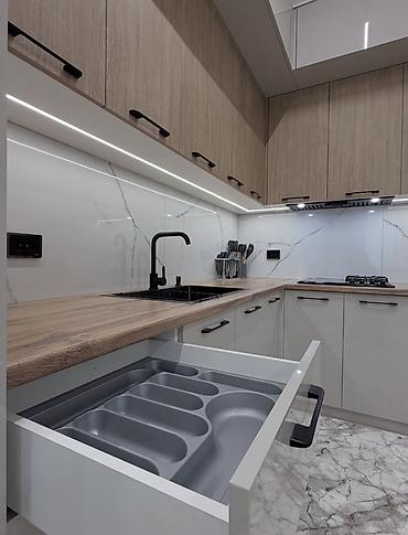lalafo kuxna mebeli: Mətbəx mebeli – U formalı, müasir dizayn - Üst dolablar: ağ parlaq — 2