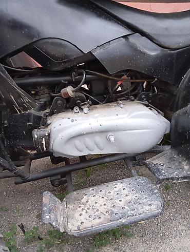 yan guzgulər s: ATV kvadrosikl – qara rəng, 4 təkərli, off-road üçün tam işlək — 3