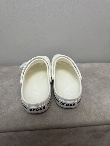 обувь 43 размер: Продаю Crocs 43 размер оригинал новые
5000 сом окончательно