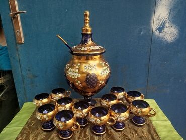 сервиз чайный: Mavi və qızılı rənglərdə olan bu dekorativ içki dəsti, mürəkkəb
