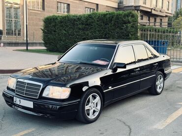 шина на сапок: Mercedes-Benz E-класс (W124), черный седан. 320 3.2 обьемом двигателя