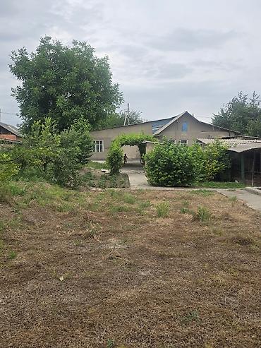 Продажа коттеджей и домов: Продаётся дом с большим двором и крытым навесом.По факту 13 соток .3 — 12