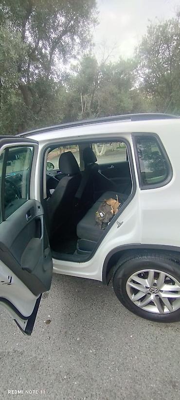 Volkswagen: Volkswagen Tiguan, ağ rəngli, kompakt SUV. Xüsusiyyətlər: - Kuzov: 5 — 9
