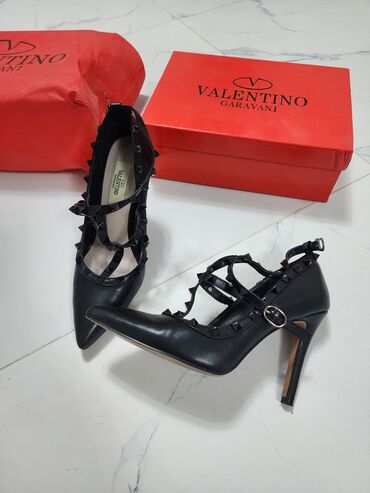 женские тапочки: Туфли Valentino, 38, цвет - Черный