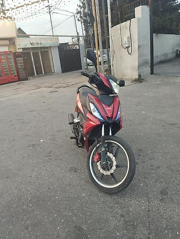 Транспорт: Yongfu skuter/moped - Kuzov rəngi: qırmızı-qara - Nömrə lövhəsi: “00 — 3