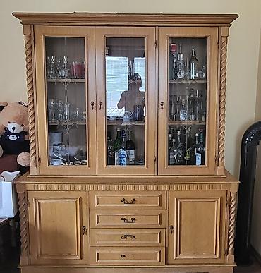 crne komode: Stilska vitrina širina 160, visina 188, dubina 50, cena 200eur — 2