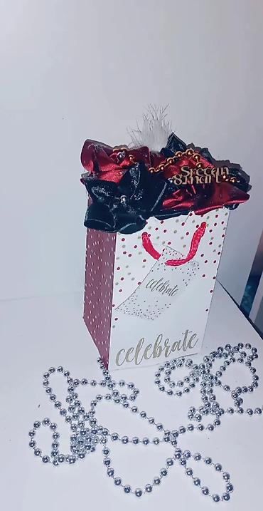Praznična dekoracija: Dekorativna poklon-kutija sa cvetnim aranžmanom - Elegantna kartonska — 2