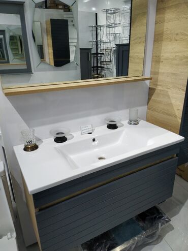 i̇sti pol: Ağ rəngli keramika lavabo və boz rəngli taxta dolabdan ibarət hamam