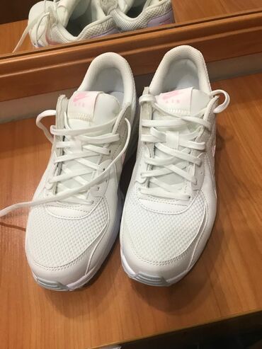 nike tempo: Продаю Найк кроссовки. привезли с США. размер 38. Цена: 10 000 сом