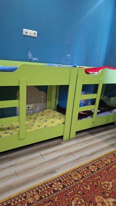 Двухъярусные детские кровати: Двухъярусная детская кровать, Б/у, ЛДСП, цвет - Зеленый