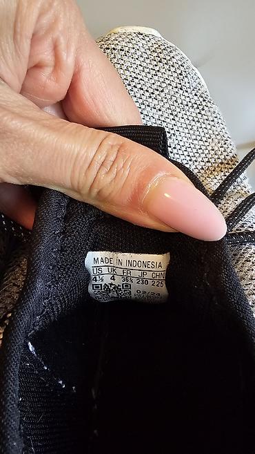man: Adidas patike za dečaka kupljene u Americi. Jedina mana što je pukla — 6