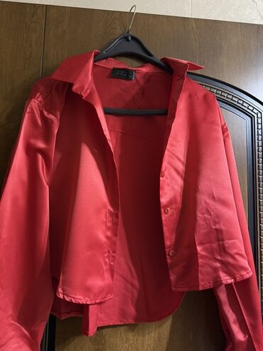 Информатика: 1 dəfə geyinilib Qadın köynəyi – qırmızı, atlas/parlaq tekstura -