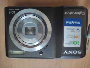 sony hdr ax 2000: Продаю бу фотоаппарат. Зарядки нет. Он работает на пальчиковых