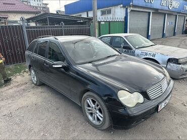 автомобиль мерс: Черный универсал Mercedes-Benz C-класса, оборудованный рейлингами на
