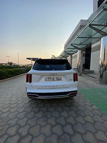 sarento: Kia Sorento – ağ rəngli, yeni loqolu kuzov. Geniş və müasir 7 yerlik — 9