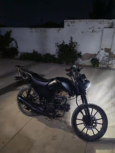 sprint sport 4t: Motosiklet – enduro/street tərzi, mat qara rəngdə. Texniki və — 2