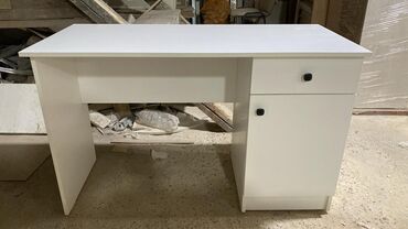 столы письменные компьютерные: Кеңсе үчүн үстөл, Жаңы, Жөндөлбөй турган, түсү - Ак, Тик бурчтуу, ЛДСП, Акысыз жеткирүү