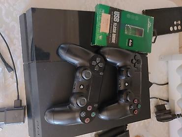 Proşifkali PS4 FAT modeli satilir. Içinin tozu temizlenib