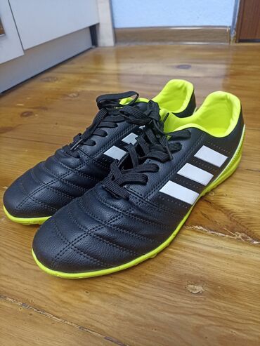 футбольную обувь: Футбольные кроссовки стоимость 800 сом !