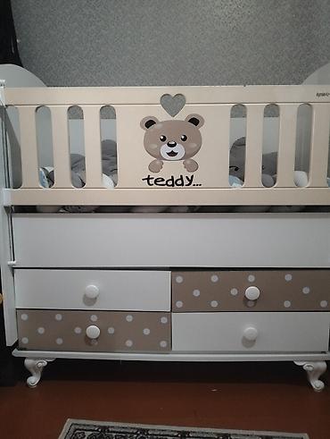 Uşaq beşiyi – “Teddy” dizaynlı, çekmecəli model beşiyin içinde