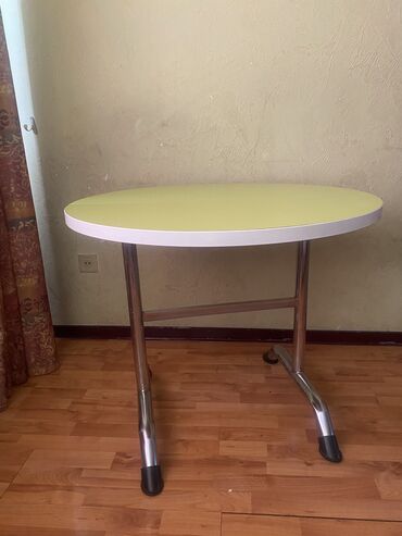 круглый стол для кухни: Стол, цвет - Зеленый, Б/у