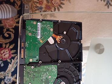 Hard diskovi, eksterni diskovi: Više komada internih hard diskova 3.5" - Format: 3.5" - Interfejs — 3