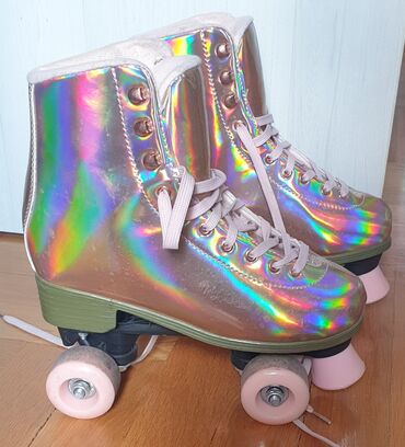 Roleri i rolšue: CC California skates, vrhunske rolšue zlatne boje kao roleri. Cerka je — 7