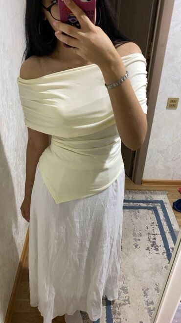 утягивающее белье для полных женщин: Zərif, açıq krem rəngində off-shoulder bluz və ağ uzun ətəkdən ibarət