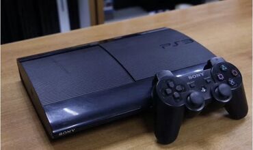 Видеоигры и приставки: Игровая консоль Sony PlayStation 3 в черном корпусе. В комплекте идет