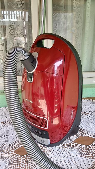 bordo: Miele S8310 usisivač sa kesom – 300–2200 W, Made in Germany. Crvena — 3