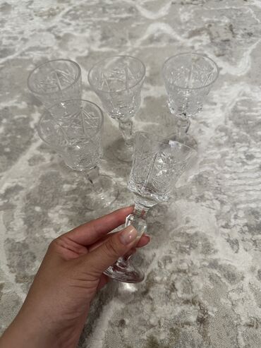 стаканы пластиковые: Продаю хрустальные рюмки на высокой ножке 5 шт (состояние идеальное)