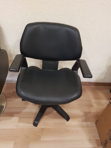 Салонные кресла: Парикмахерские кресла цена договорная
